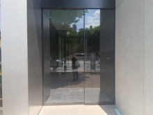 オフィスビル出入口