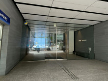 オフィスビル出入口