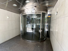 オフィスビル出入口