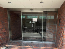 オフィスビル出入口