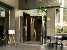 オフィスビル出入口