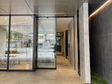 オフィスビル出入口