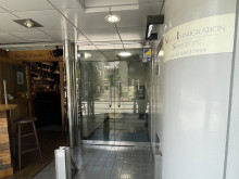 オフィスビル出入り口