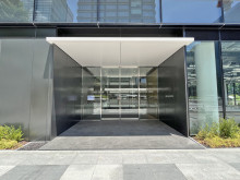 オフィスビル出入口