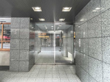 オフィスビル出入口