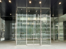 オフィスビル出入口