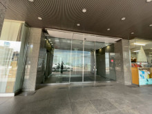 オフィスビル出入口