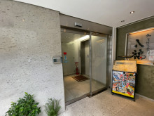 オフィスビル出入口