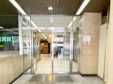 オフィスビル出入口