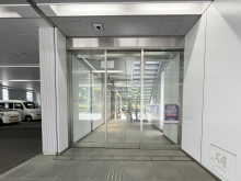 オフィスビル出入口