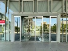 オフィスビル出入口