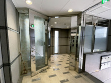 オフィスビル出入口