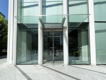 オフィスビル出入口