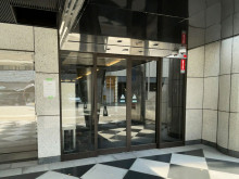 オフィスビル出入口