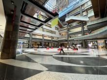 商業施設エントランス