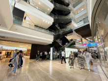 商業施設エントランス