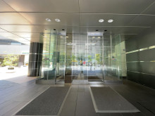 オフィスビル出入口