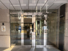 オフィスビル出入口