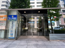 オフィスビル出入口