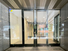 オフィスビル出入口