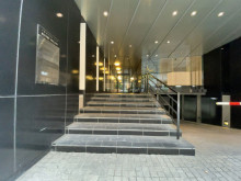 出入り口前の階段