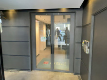 オフィスビル出入口