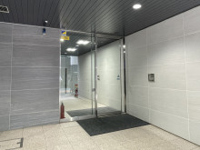 オフィスビル出入口