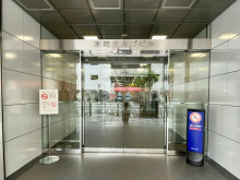 オフィスビル出入口