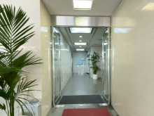 オフィスビル出入口