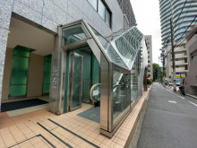 出入口前のエスカレー