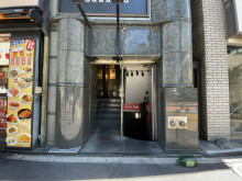 オフィスビル出入口（