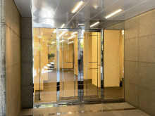 オフィスビル出入口