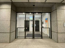 オフィスビル出入口