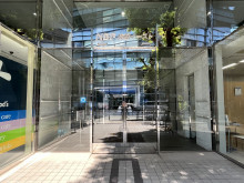 オフィスビル出入口