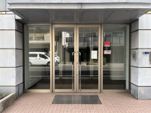 オフィスビル出入口