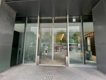 オフィスビル出入口