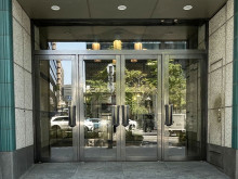 オフィスビル出入口