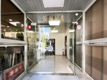 オフィスビル出入口