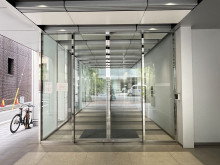 オフィスビル出入口