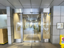 オフィスビル出入口