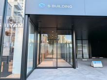 オフィスビル出入口