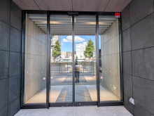 オフィスビル出入口