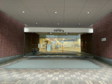 オフィスビル出入口