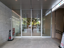 オフィスビル出入口