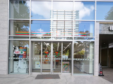 1階のセブン-イレブン札幌大通西3丁目店