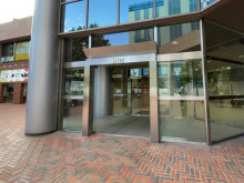 オフィスビル出入口