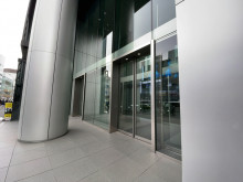 オフィスビル出入口