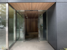 オフィスビル出入口