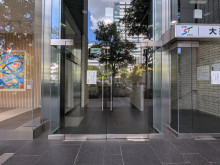 オフィスビル出入口