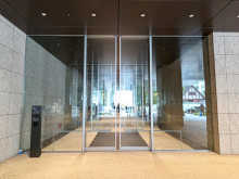 オフィスビル出入口